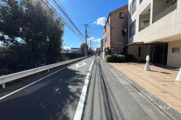 敷地東側の前面道路（北側から）