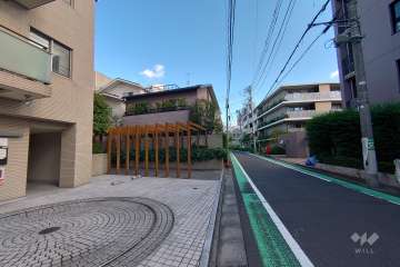 敷地東側の前面道路（北側から）