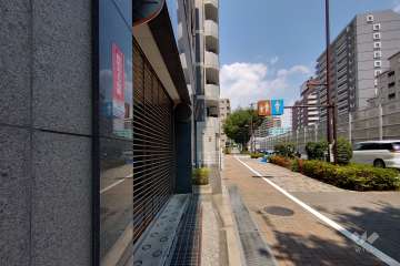 敷地東側の前面道路（南側から）