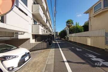 敷地南西側の前面道路（北西側から）