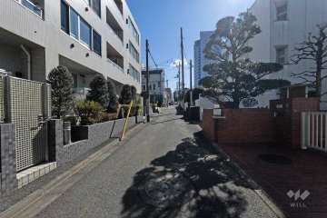 敷地西側の前面道路