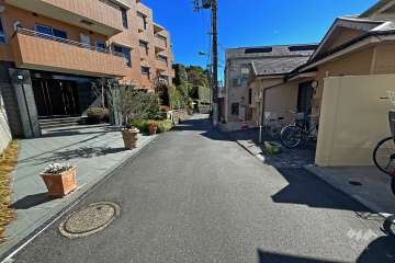 敷地西側の前面道路（北西側から）
