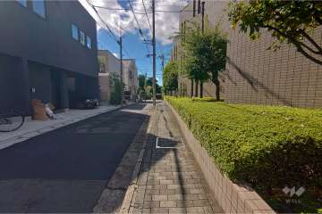 敷地北東側の前面道路（北西側から）