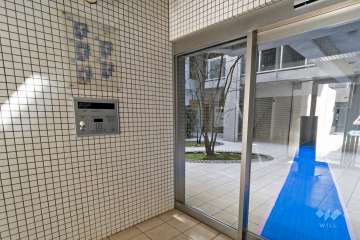 エントランスはオートロック付きです。