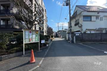 敷地西側の前面道路（北側から）
