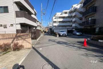 敷地北側の前面道路（西側から）