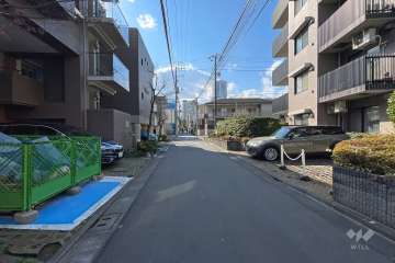 敷地南側の前面道路（東側から）