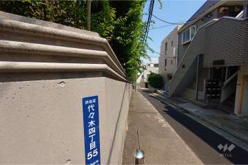 敷地南東側の前面道路（南西側から）