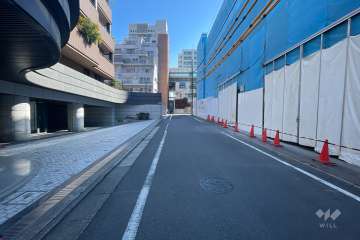 敷地南東側の前面道路（南西側から）