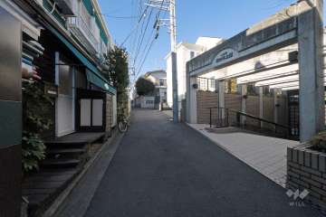 敷地西側の前面道路