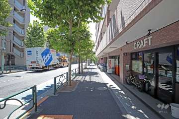 敷地南側前面道路は都道431号で、かつて玉川上水新水路として使われていたことから「水道道路」と呼ばれています。