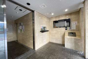 エントランスはオートロックです。