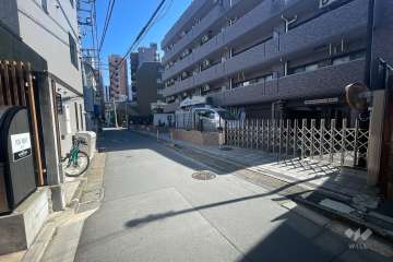 敷地北東側の前面道路（北西側から）