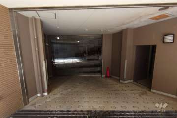 駐車場の出入り口（リングシャッター式）・敷地内駐車場（屋内機械式）