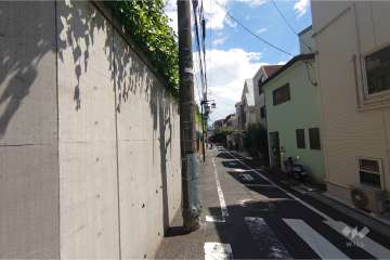敷地南西側の前面道路（北西側から）