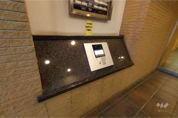 エントランスはオートロック付きです。