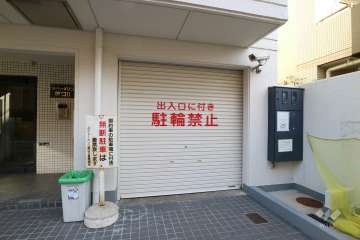 敷地内駐車場（シャッター付き）