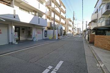 敷地南側の前面道路