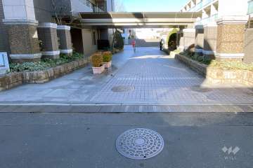 エントランスと駐車場入り口