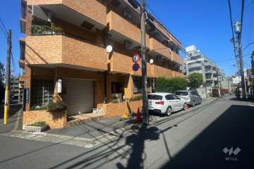 敷地南東側の前面道路（南西側から）