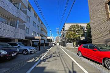 敷地の東側前面道路（南側から）