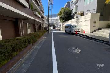 敷地北西側の前面道路（北東側から）