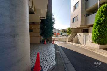 敷地北側の前面道路（東側から）