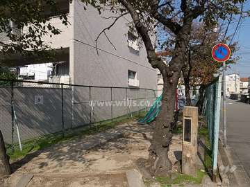 敷地東側に隣接して小さな公園があります。