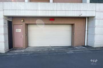 駐車場の出入り口（シャッター付き）