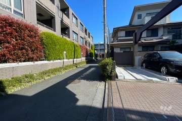 敷地北西側の前面道路（南西側から）