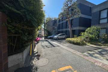 敷地東側の前面道路（西側から）