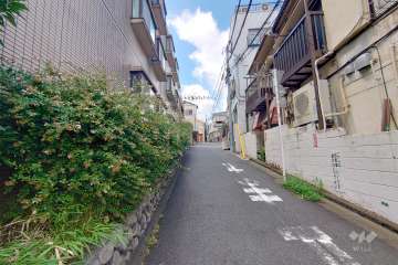 敷地北側の前面道路（東側から）