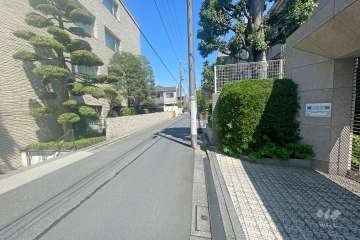 敷地西側の前面道路