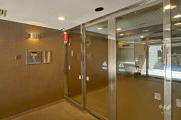 エントランスはオートロック付きです。