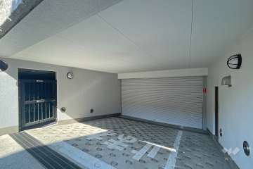 駐車場の出入り口（シャッター付き）