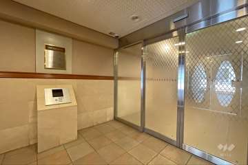 エントランスはオートロック付きです。