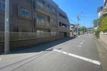 敷地北東側の前面道路（南東側から）