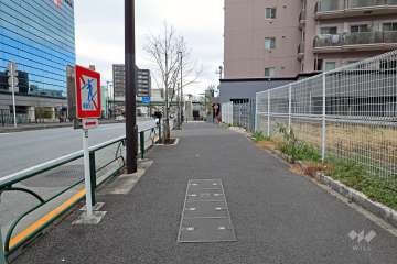 敷地南側前面道路は井の頭通りです。（西側の富ヶ谷交差点方面）