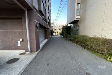 敷地北側の前面道路