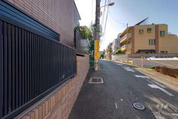 敷地北側の前面道路（東側から）