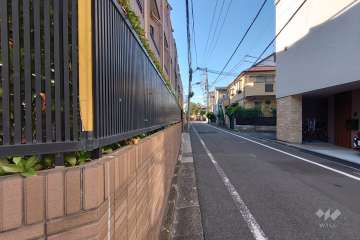 敷地北東側の前面道路（南東側から）