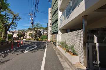 敷地南東側の前面道路（北東側から）