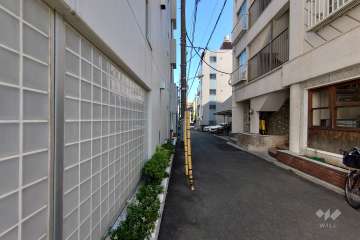 敷地東側の前面道路（南側から）