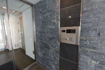 エントランスはオートロック付きです。