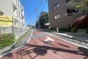 敷地西側の前面道路