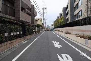 敷地西側の前面道路