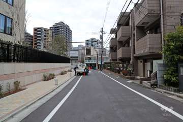 敷地西側の前面道路