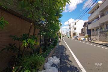 敷地北東側の前面道路（南東側から）