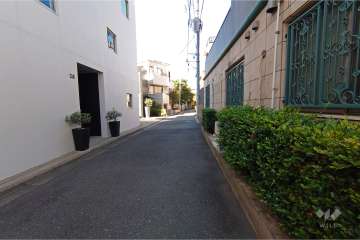 敷地西側の前面道路（南側から）