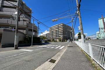 敷地東側の前面道路（南側から）